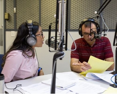 Annabel Torrealba y Esteban Larrosa comparten los micrófonos en una emisión de 2019 desde Bonaire. [Foto de Brad Swanson / TWR]