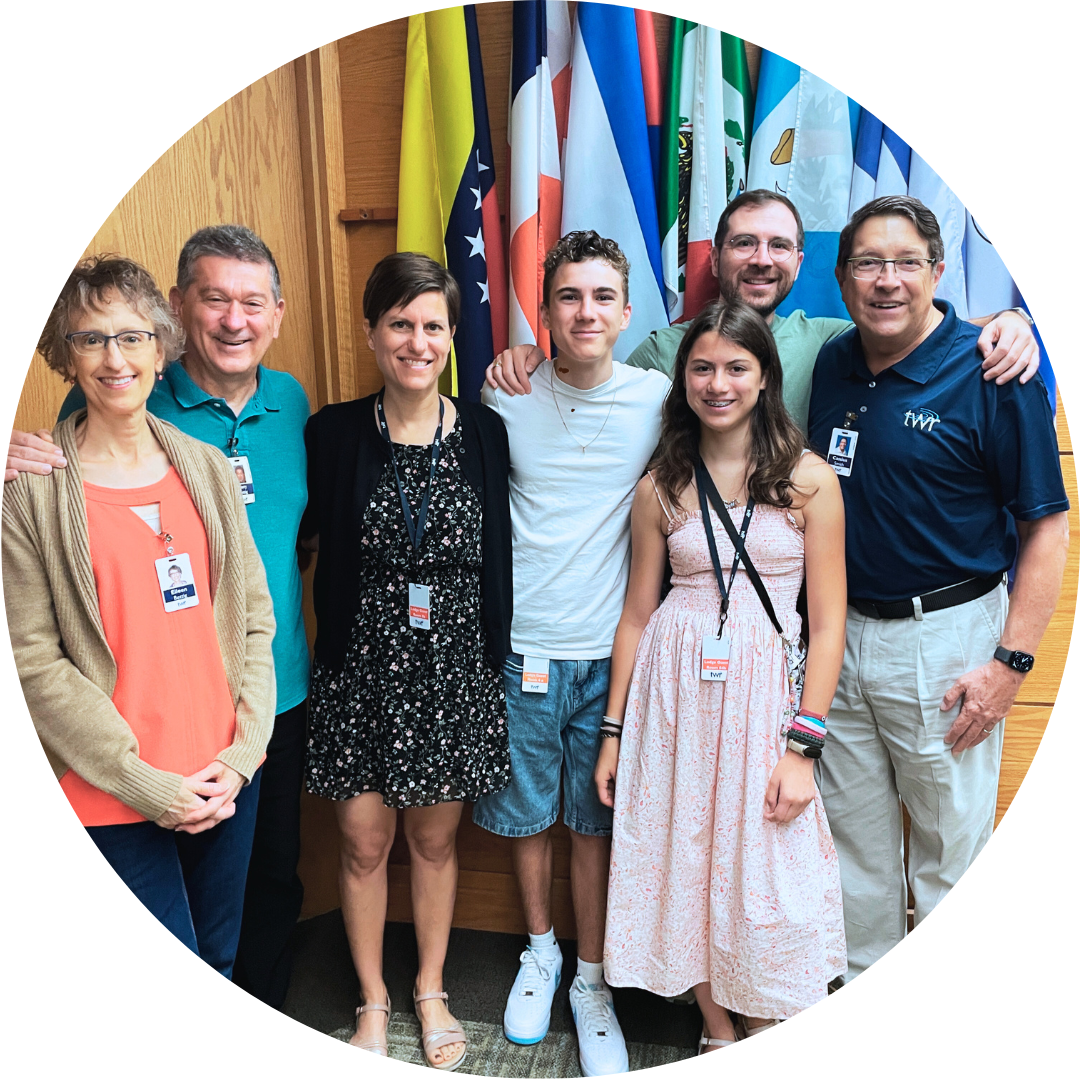 Nathanaël Chong y su familia en TWR