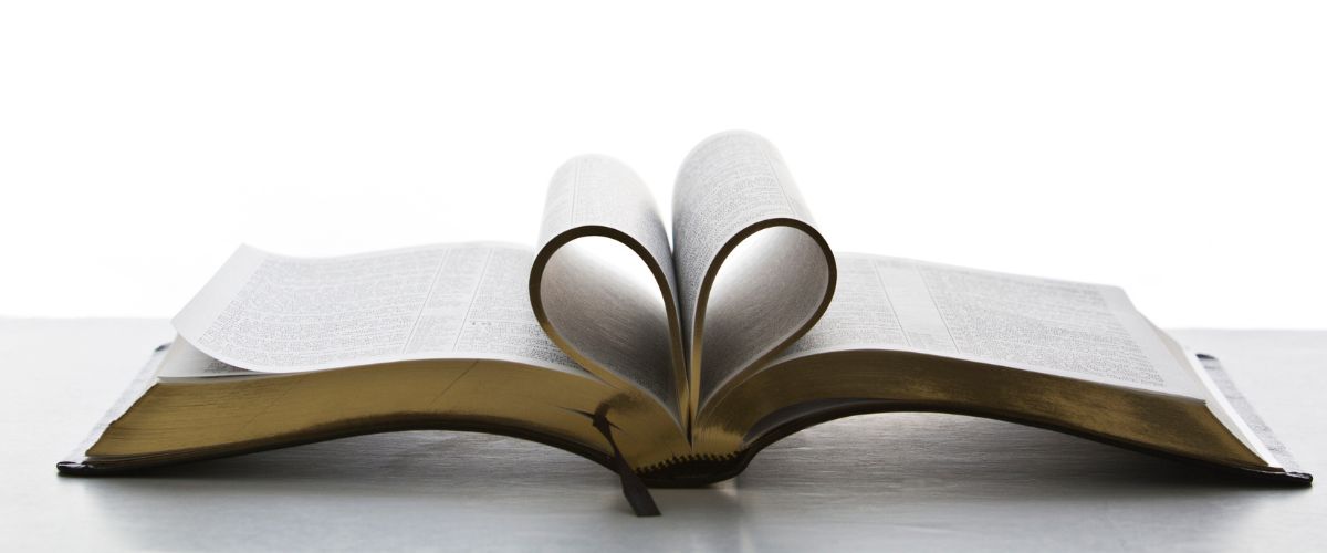Por que me gusta estudiar la Biblia Biblia abierta con paginas en forma de corazon