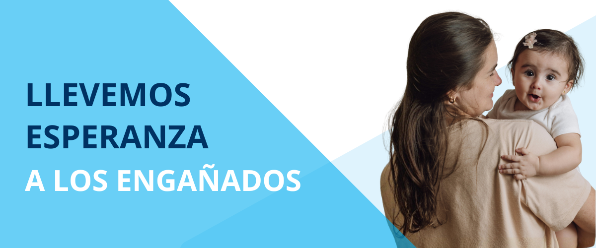 Una mujer joven con un bebe